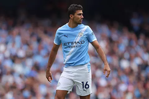 جوارديولا: رودري أخبرني أنه يعاني من آلام في ركبته